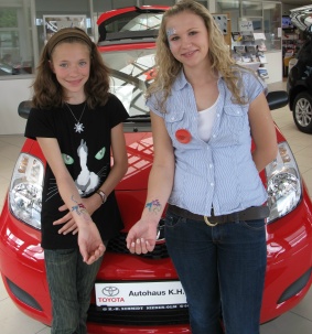 Glitzer-Tattoos-und-Kinderschminken- im-Toyota-Autohaus-K-H-Schmidt